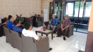 Diancam Akan Digusur Paksa, Sejumlah PKL yang Berjualan di Lahan SMPN 2 Kamal Audiensi ke Kejaksaan