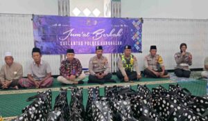 Giat Jumat Berkah, Satlantas Polres Bangkalan Berbagi Bersama Masyarakat