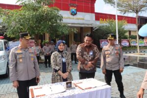 Tingkatkan Layanan Kesehatan, BRI Bangkalan Serahkan Satu Mobil Ambulance Ke Polres